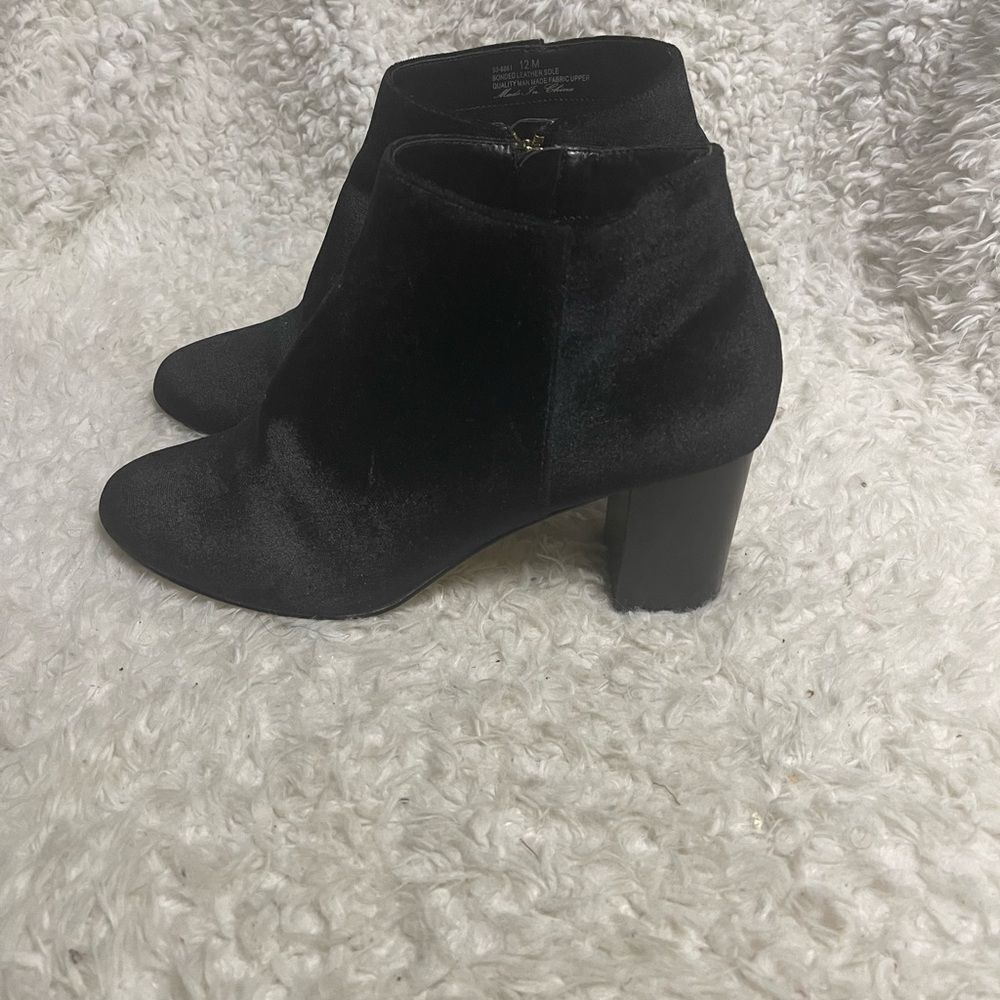 Bella Vita Fabric Black Suede Ankle Booties with Chunky Heels Side Zipper SZ12M